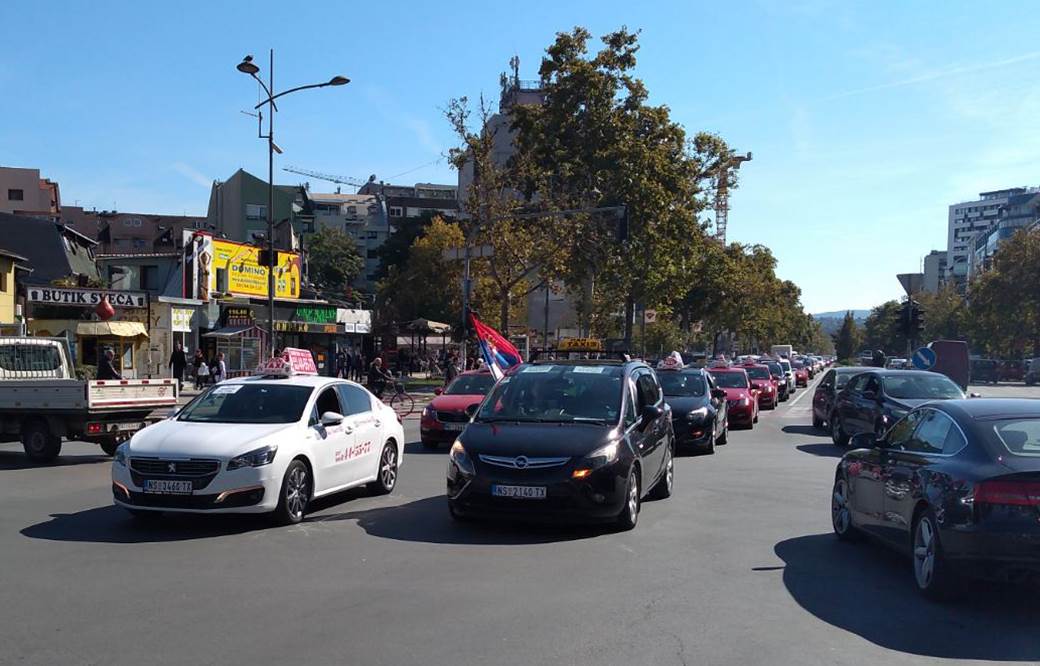   Novi Sad - Taksisti protestuju protiv CarGo kao i u Beogardu 