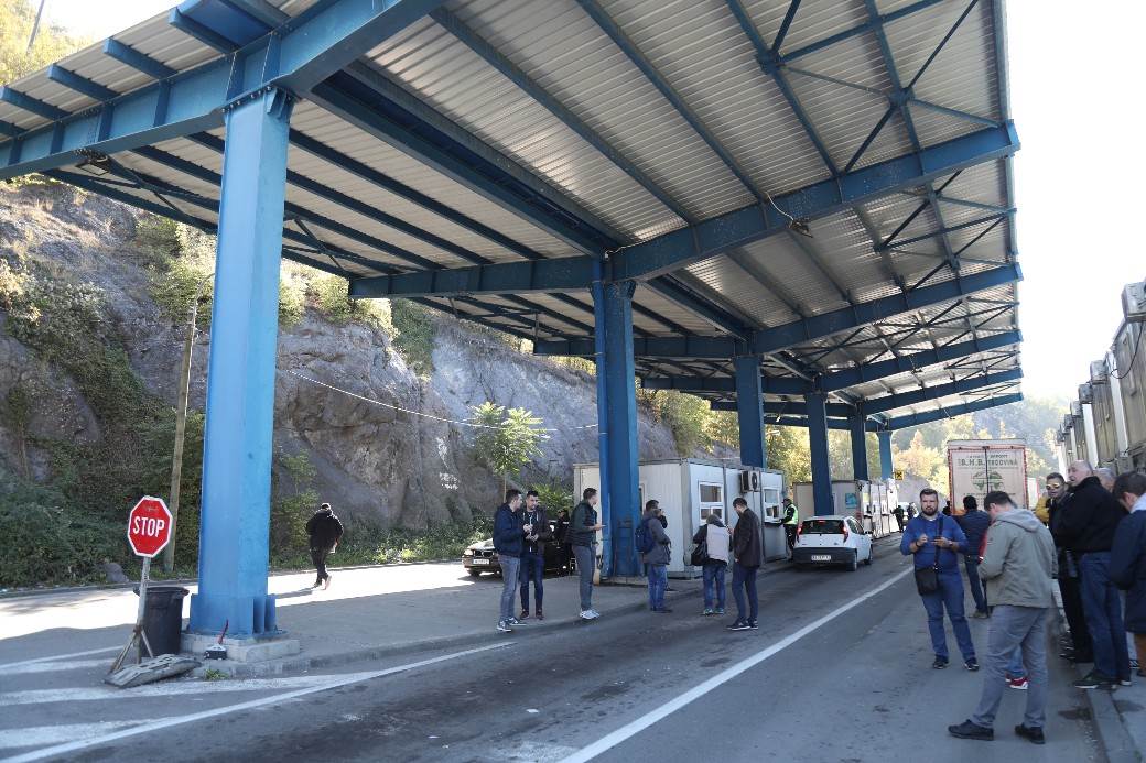  Kosovo - Pavićević više sati čeka na Jarinju dozvolu za prolaz 