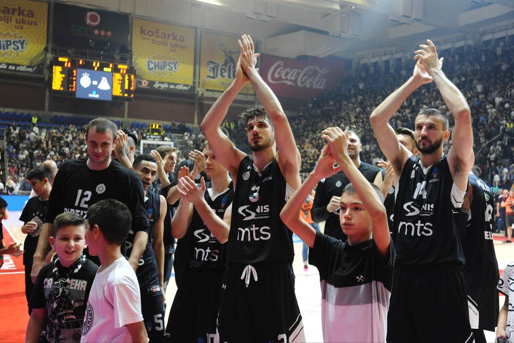  Partizan slavlje u Limožu sa navijačima posle Limož - Partizan 82:60 (VIDEO) 