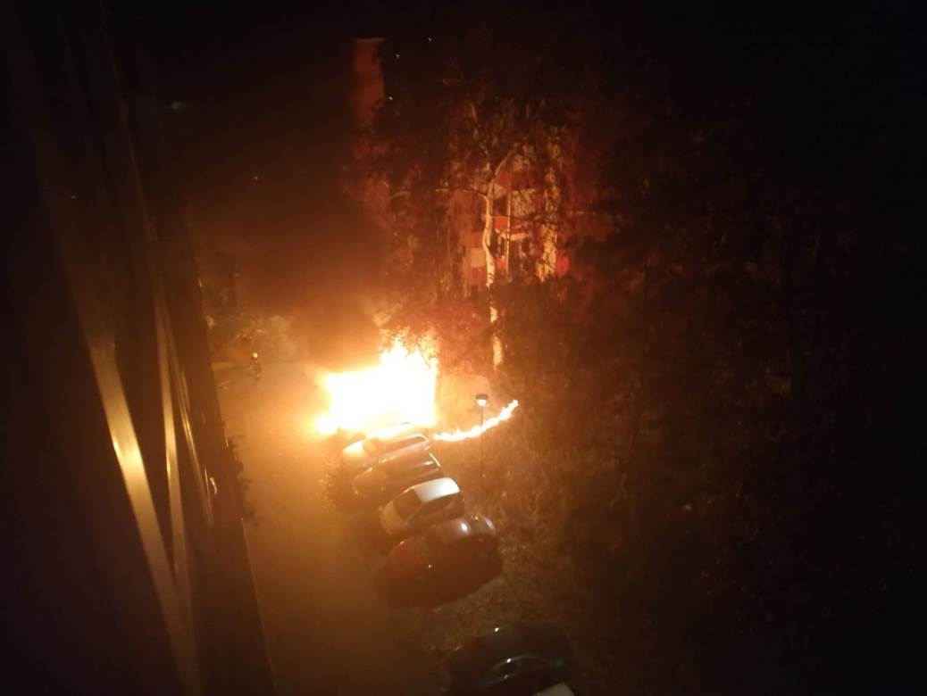  Ponovo zapaljen automobil na Karaburmi, eksplozija na parkingu 
