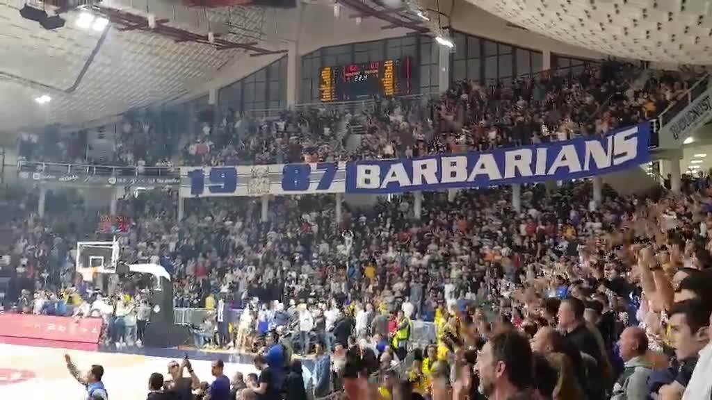  Snimak napada navijača Varvara na košarkaše Budućnostui 