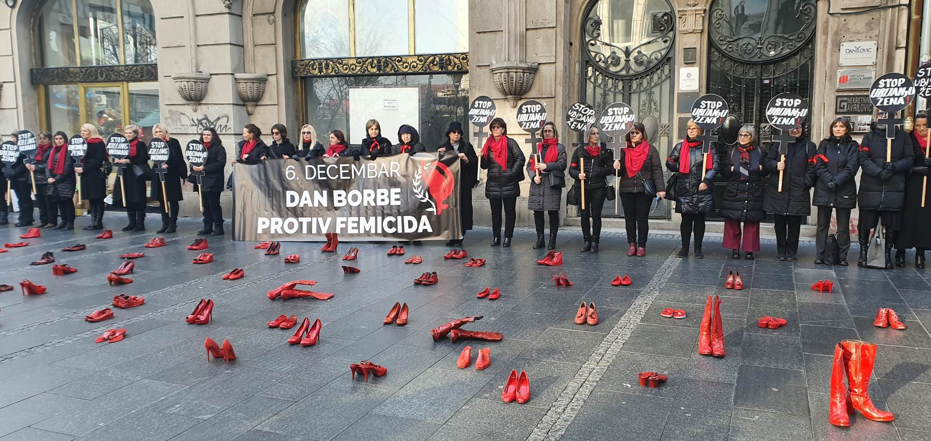  Crvene ženske cipele u Knezu  