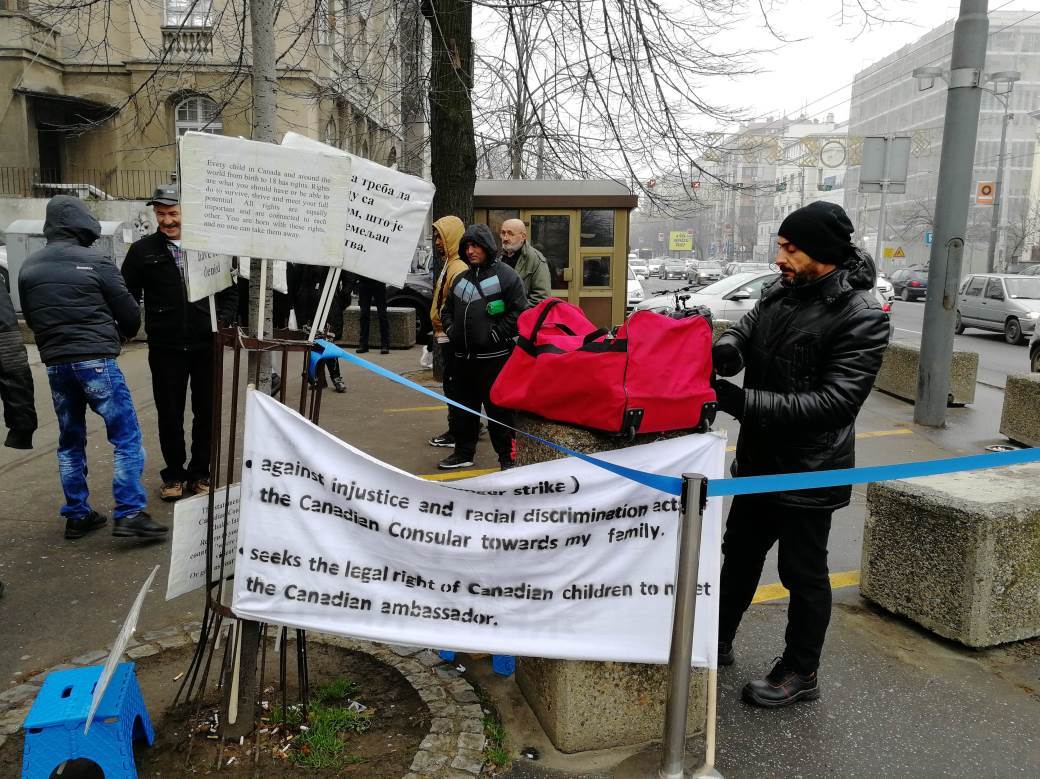  Beograd - Libijac prekinuo štrajk glađu ispred ambasade Kanade  