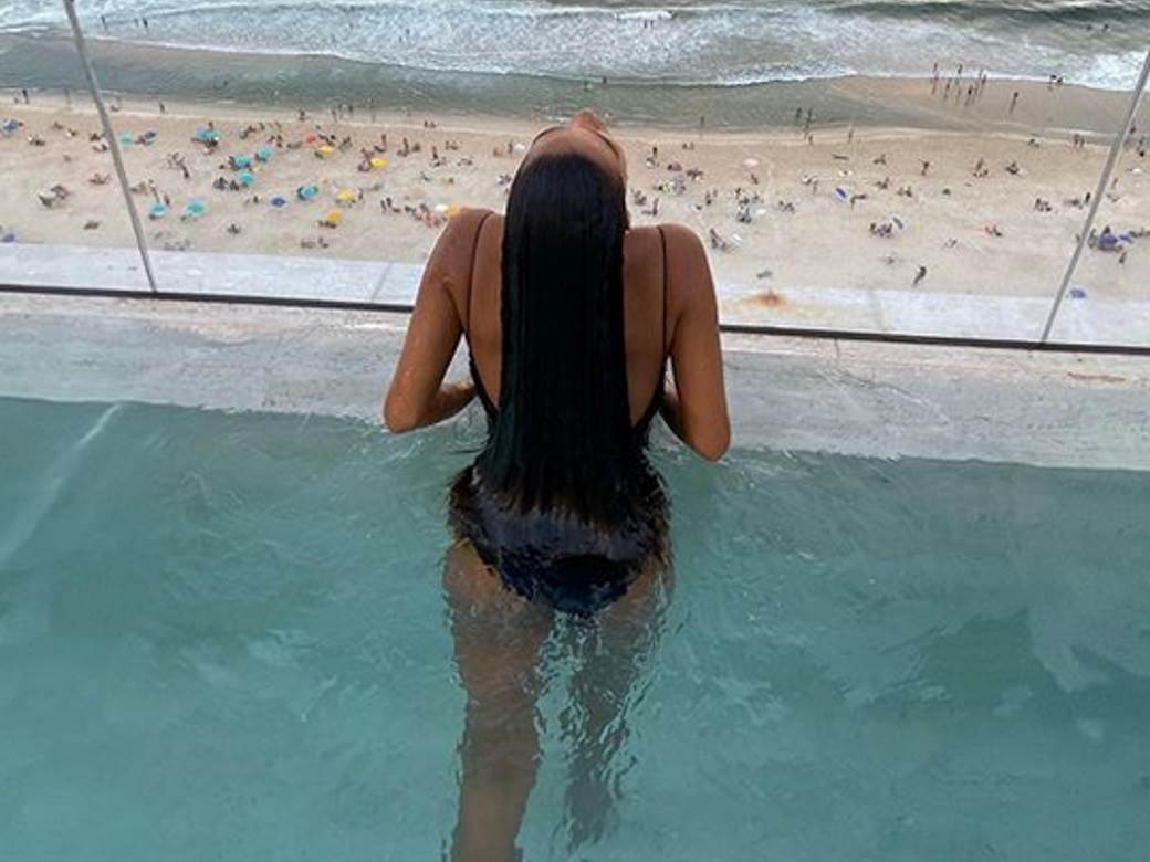  Tina Kunaki Instagram slika u bikiniju 