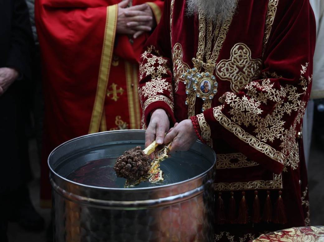  beba umrla krstenje rumunija pravoslavna crkva sveta voda potapanje 