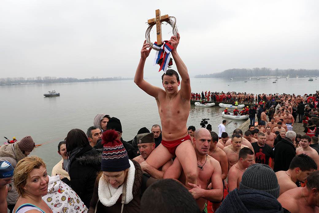  Bogojavljenje: Srbi plivaju za časni krst 