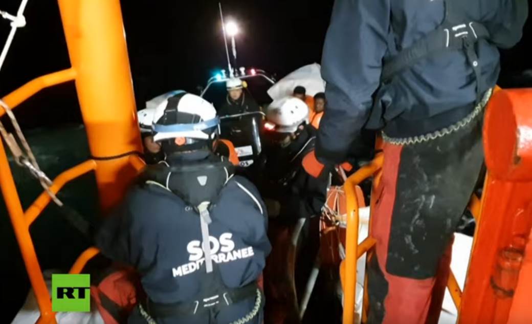  Migranti brod Viking pristaje u Italiju 