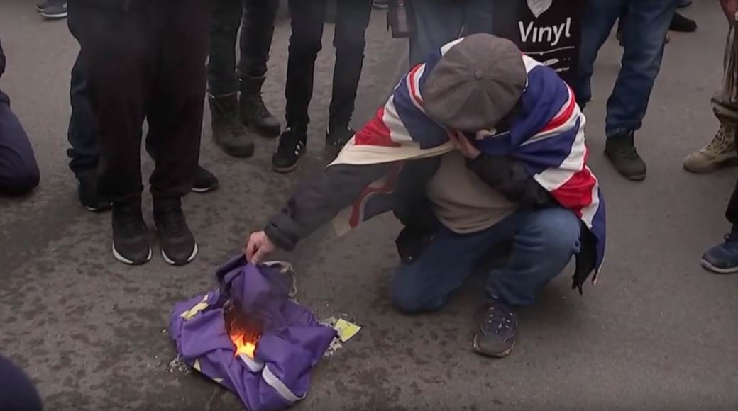 Britanski Šešelj: Pristalica Bregzita zapalio zastavu EU u Londonu 