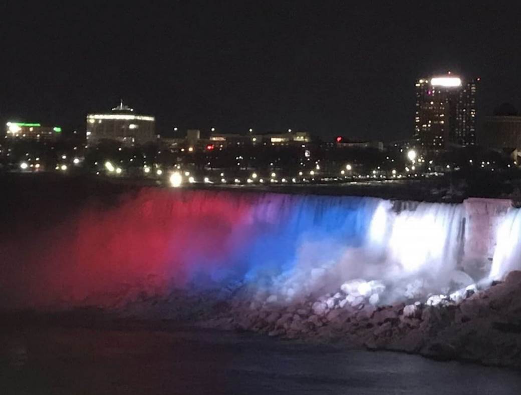  Nijagarini vodopadi u Kanadi u bojama srpske zastave 