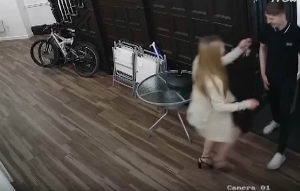  Devojka ubijena u svom stanu kamere snimile ubicu Velika Britanija 