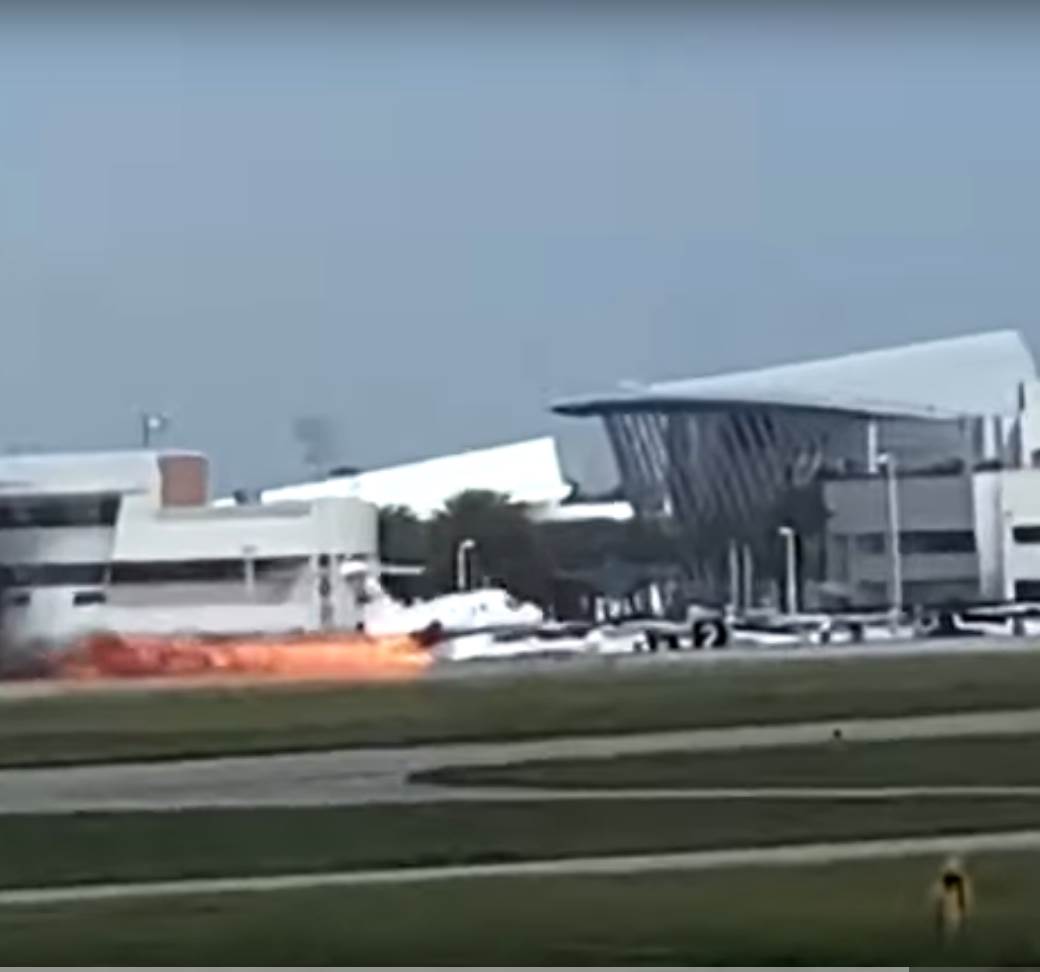  Avion se zapalio prilikom sletanja 