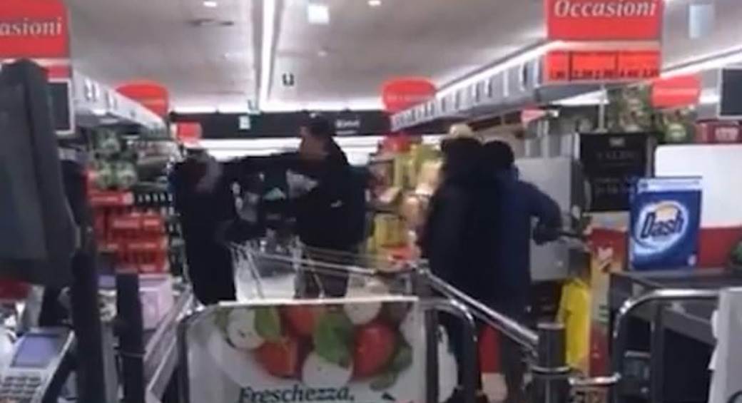  Tuča u supermarketu u Italiji zbog koronavirusa  