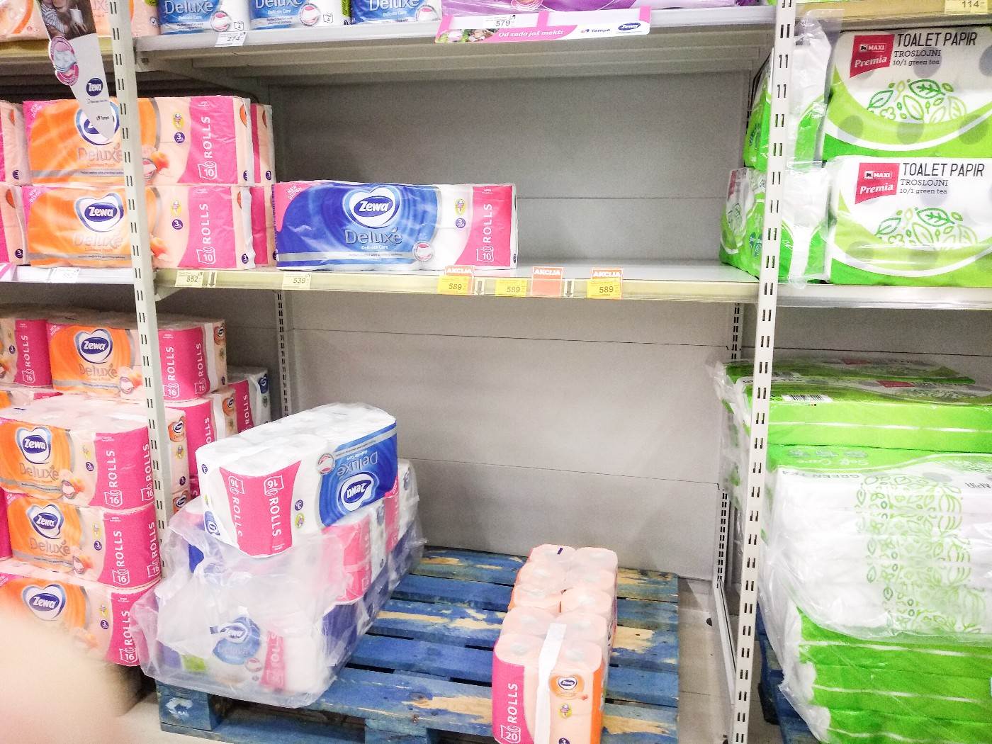  korona virus pandemija toalet papir pomama prodavnice 