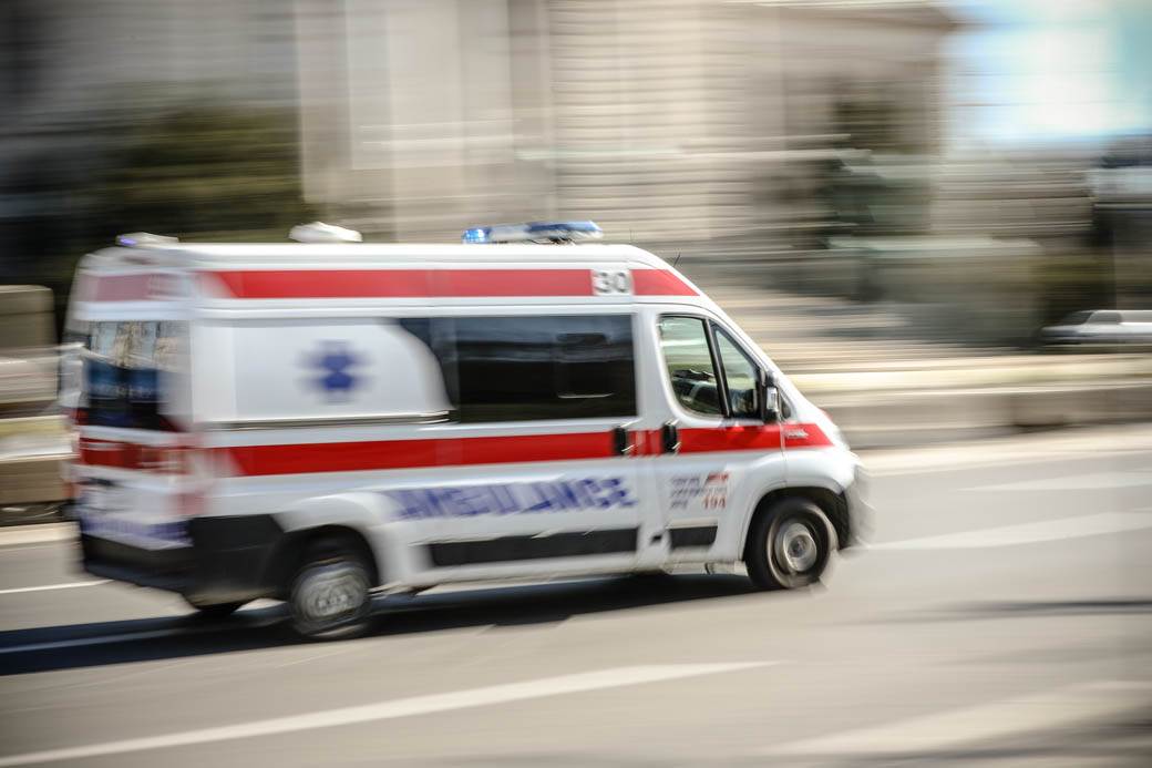  Starac od 84 godine automobilom udario u banderu u Nišu 