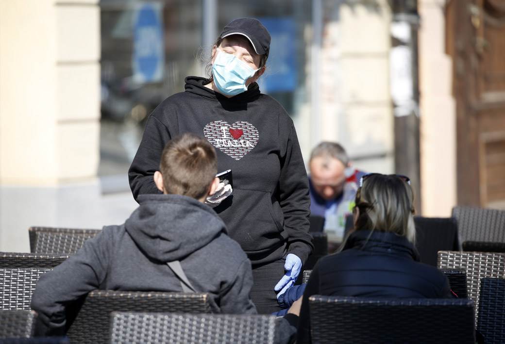  Korona virus Sremska Mitrovica građani na ulicama 