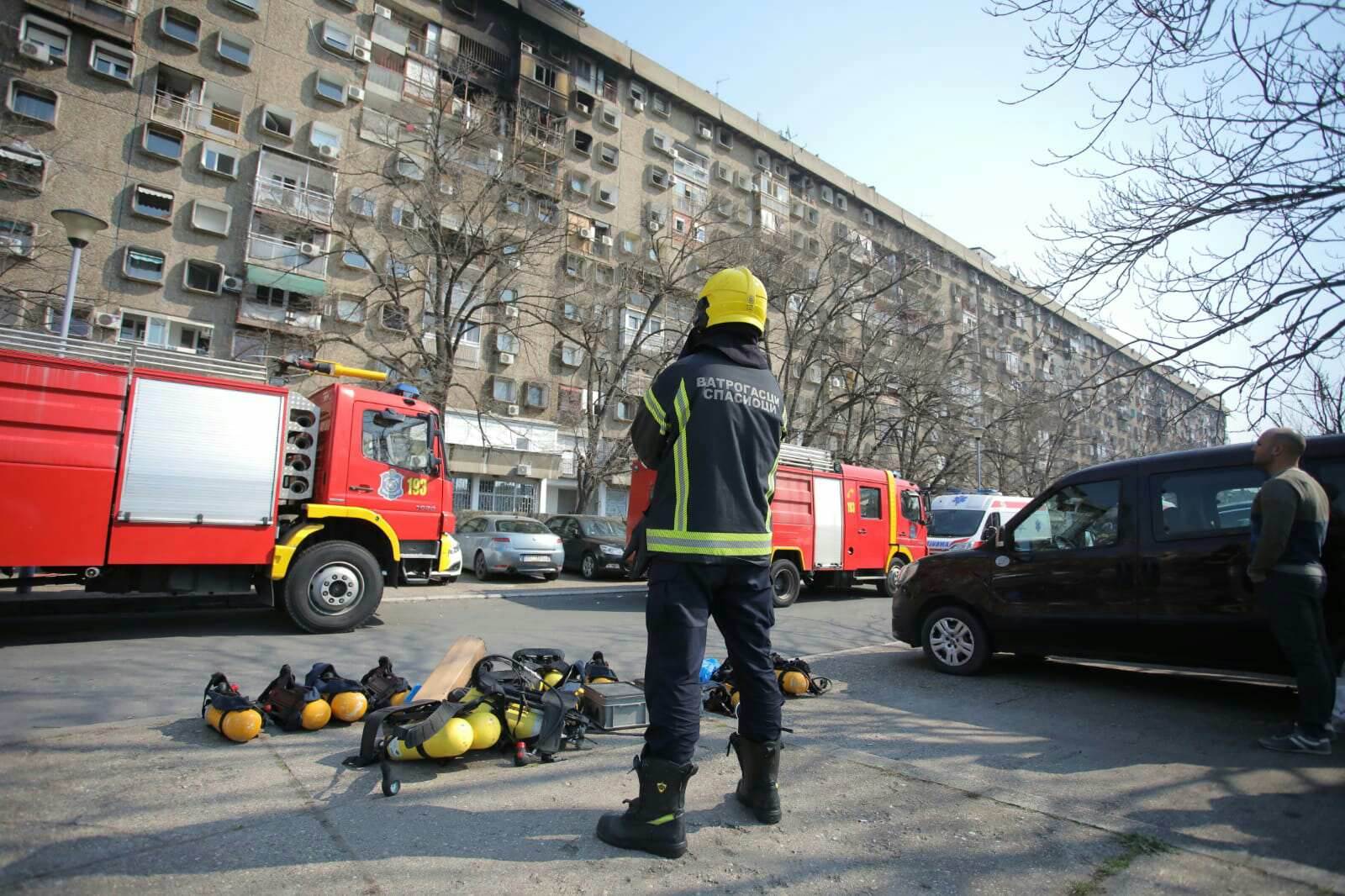  Požar u soliteru na Novom Beogradu, šestoro mrtvih 