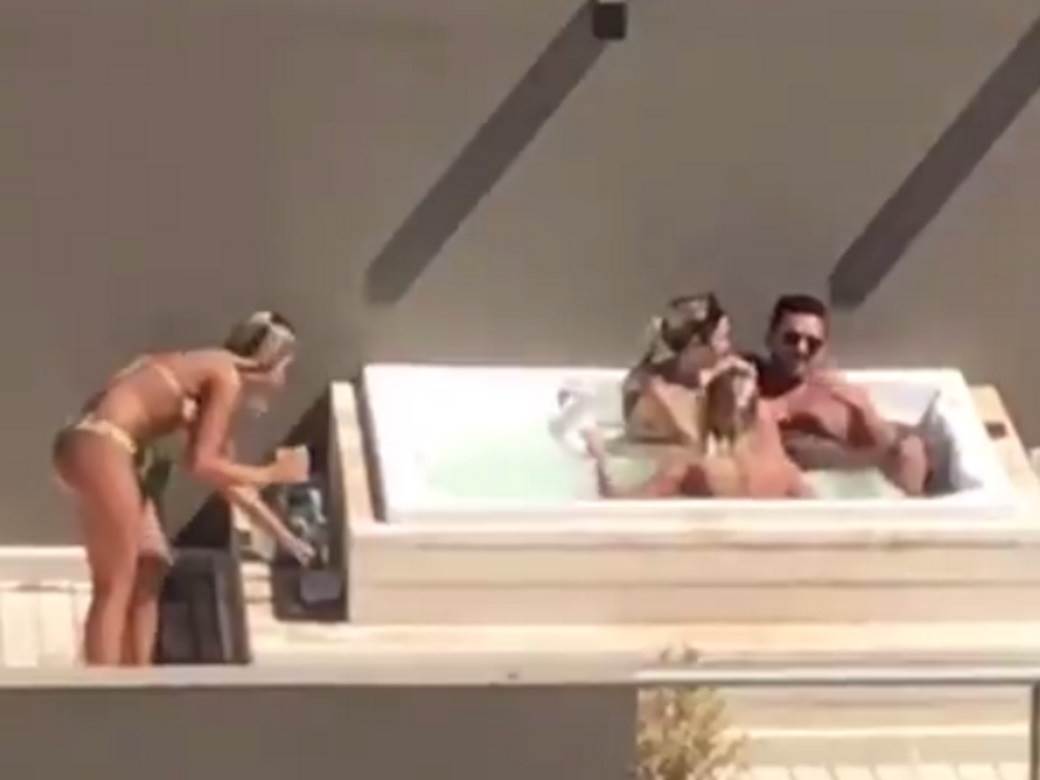  Smešni video iz izolacije devojke u bazenu na krovu 