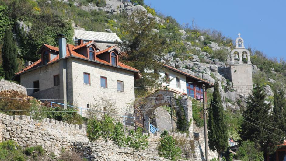  Korona virus - Bosna i Hercegovina -  Kazne vernicima koji su prisustvovali liturgiji u manastiru Za 