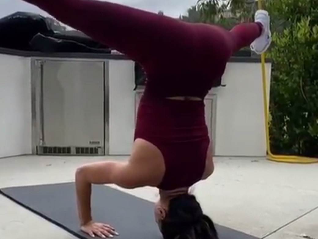  Eva Longorija na Instagramu video dok radi jogu 