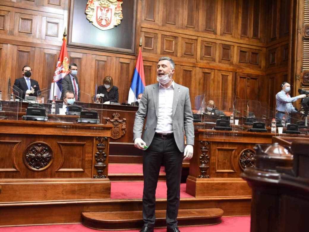  Boško Obradović demantuje da je šutirao policajca Skupština Srbije 