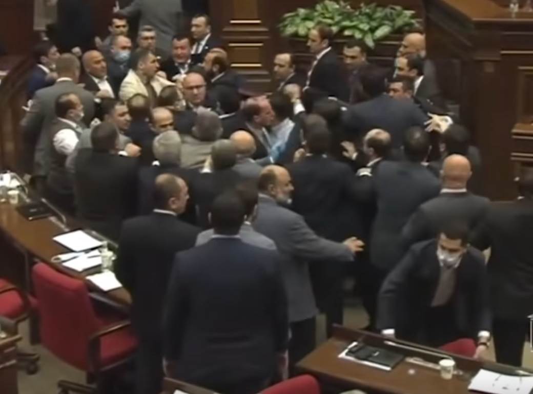  Jermenija tuča poslanika u parlamentu snimak 