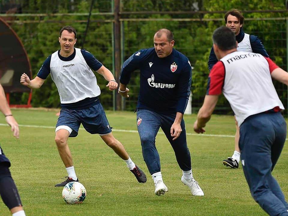  FK Crvena zvezda treneri Nikola Pešić i Pjerluiđi Brivija 