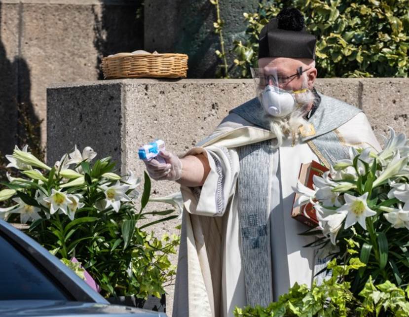  Korona virus sveštenik u Mičigenu blagosilje vernike svetom vodom iz plastičnog pištolja 