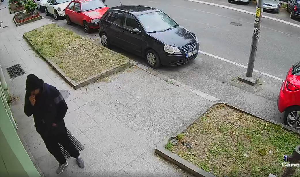  Krađa na Čukarici - ukrao interfon sa zgrade - snimak 