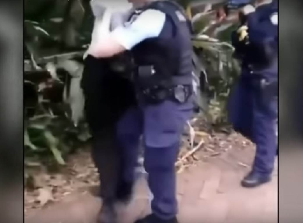  Australija policajac baca dečaka snimak strah od američkog scenarija 
