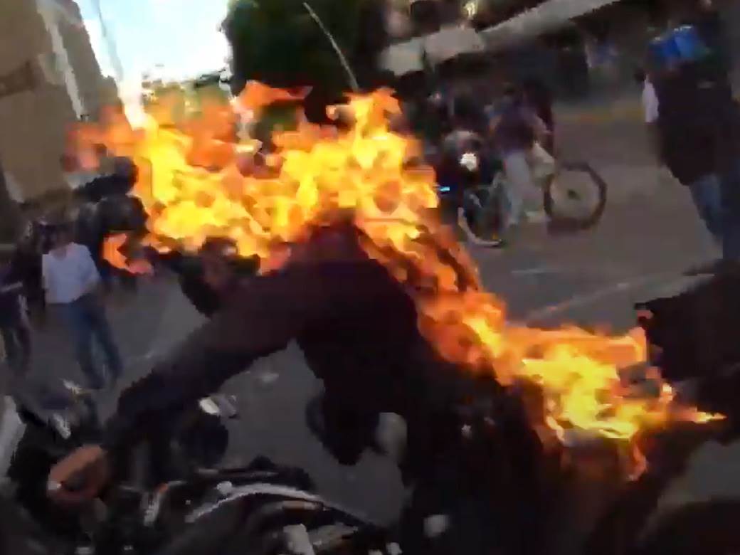  Protesti u Meksiku zapalili policajca u Meksiku 