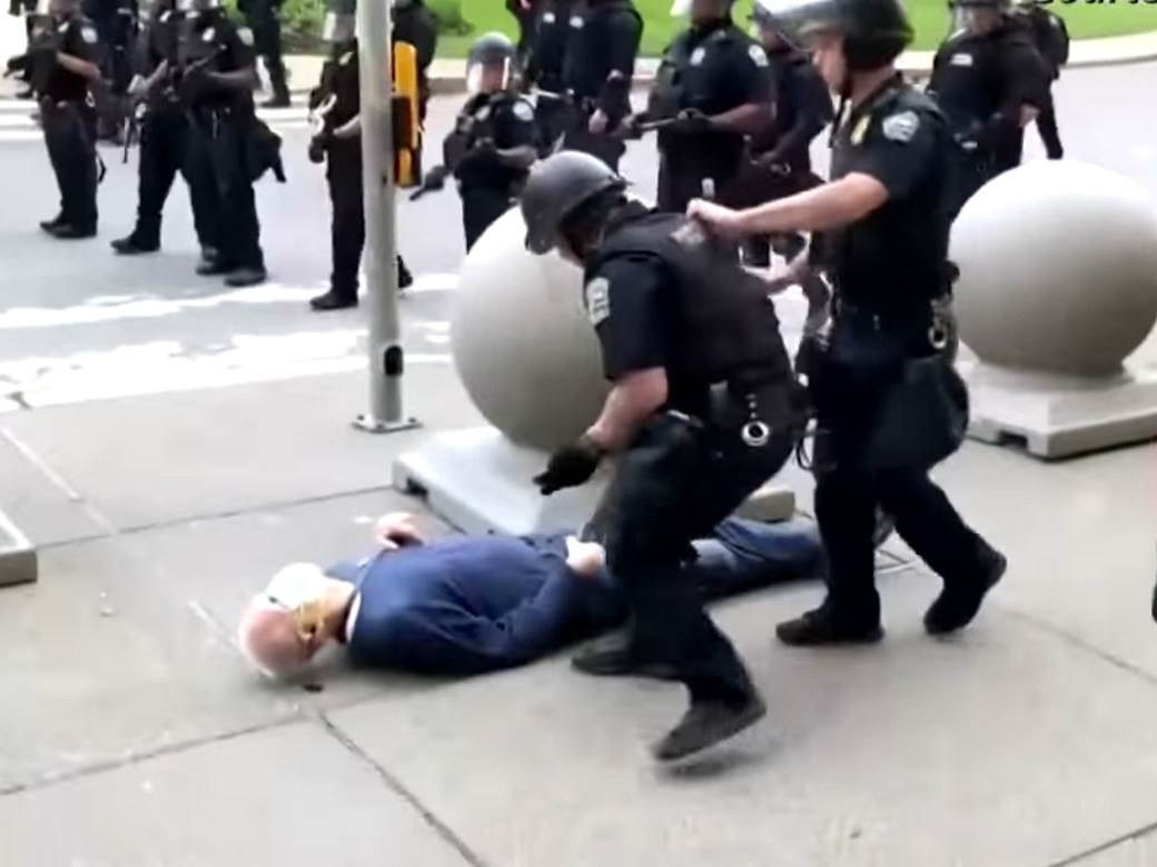  Protesti-Amerika-policija-povređen stariji čovek 