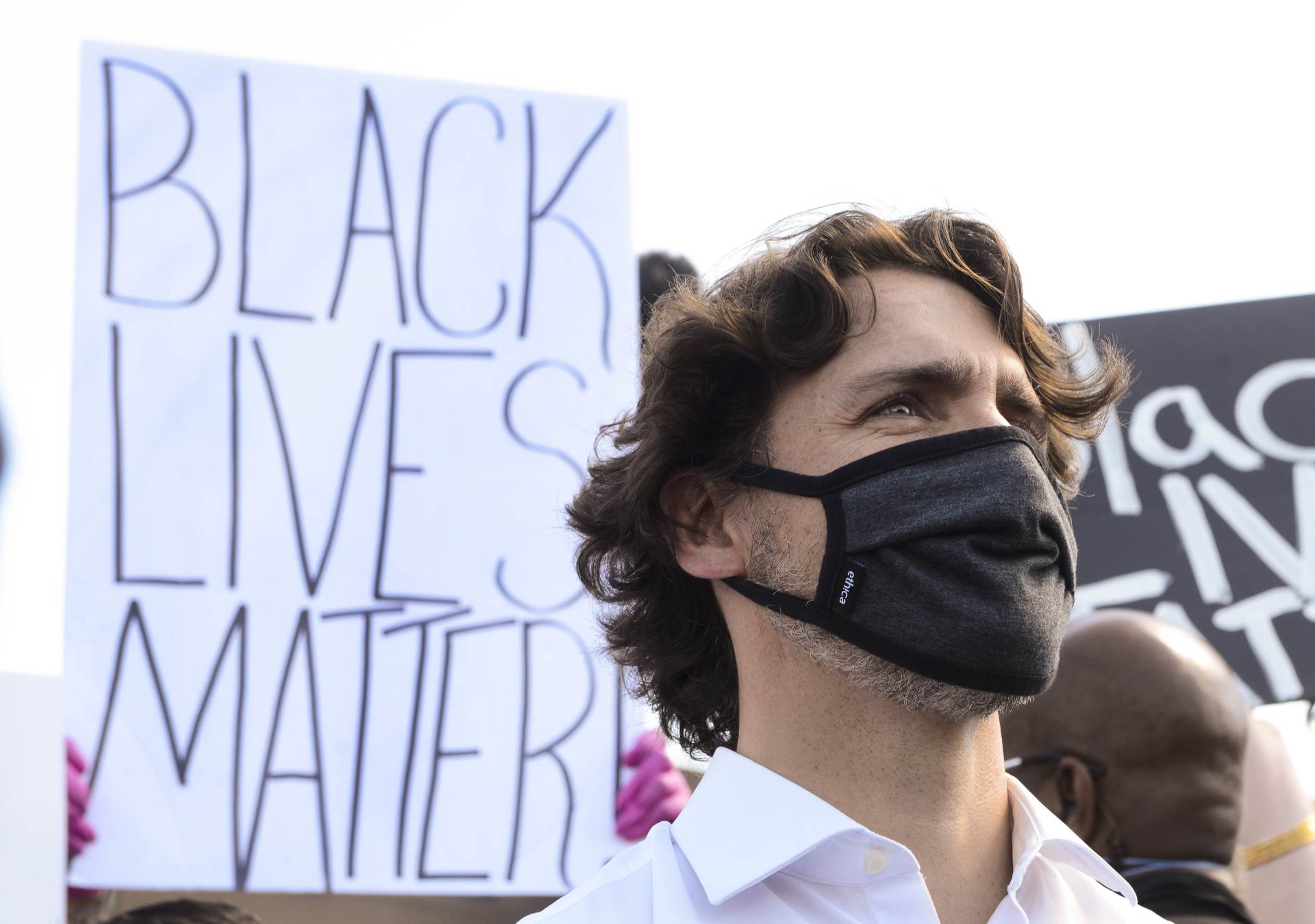  Premijer Kanade Džastin TRudo kleknuo u znak solidarnosti zbog ubistva Džordža FlojdaTrudo je 