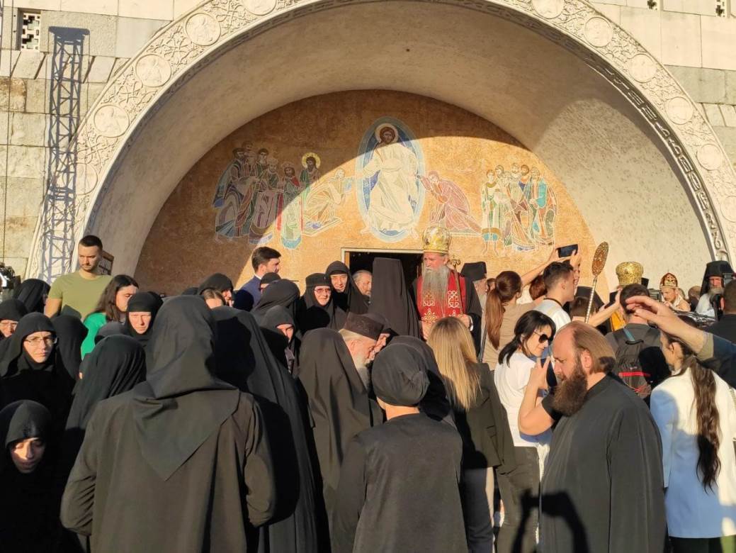  Policija u Podgorici privela sveštenika na saslušanje 