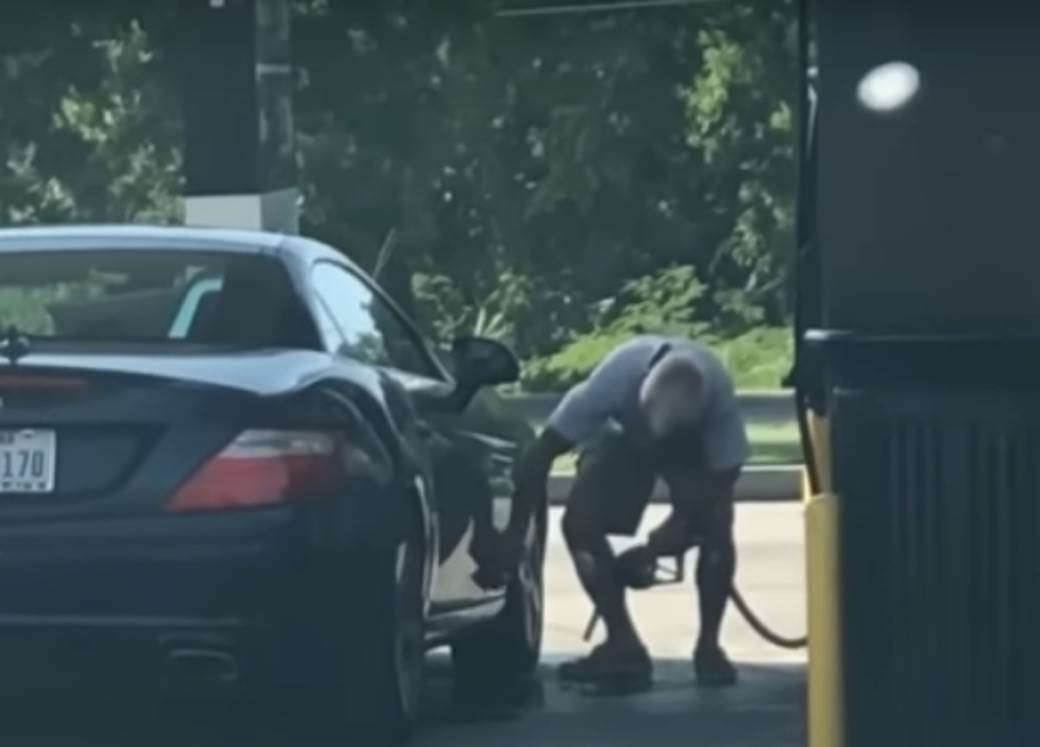  Čovek u Dalasu pere automobil benzinom 