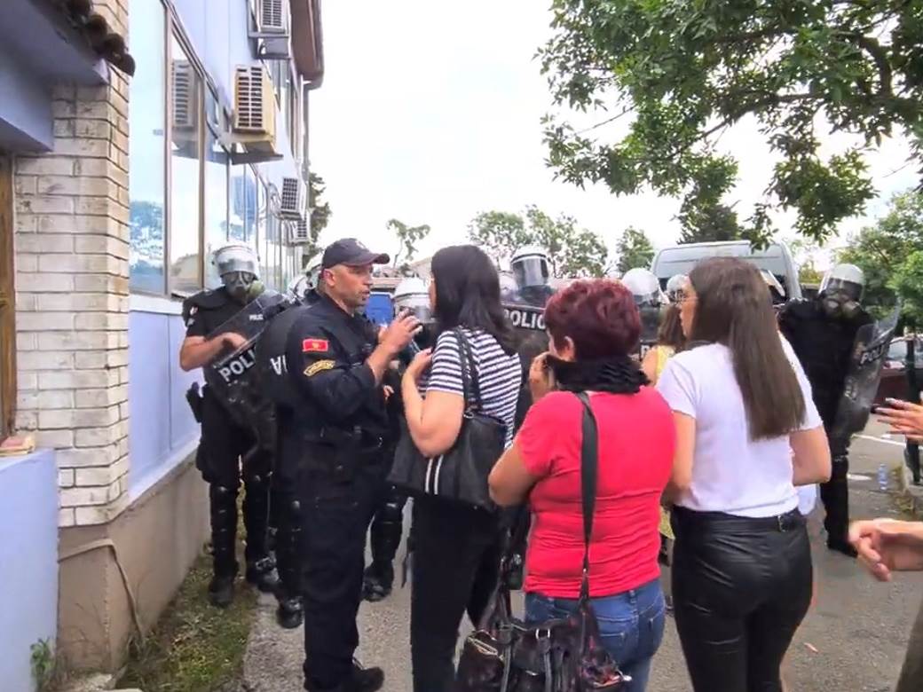  Budva - Policija ne dozvoljava ulazak u zgradu Opštine 