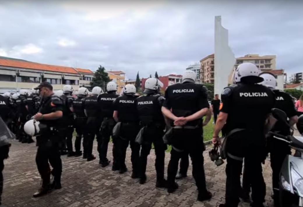  Budva sukob vlasti i opozicije policija ispred zgrade opštine 