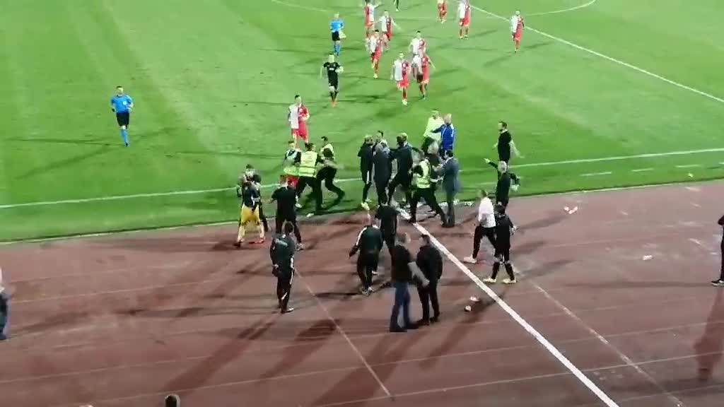  Tuča fudbalera na Vojvodina - Partizan isključen Nemanja Stevanović (VIDEO) 