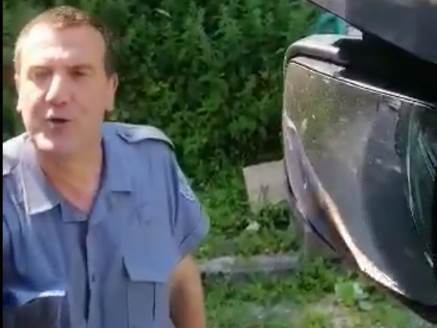  BRUKA! Policajac pljunuo kamiondžiju!  (VIDEO) 