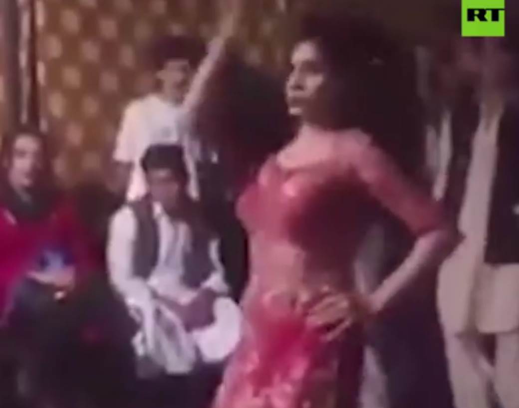  Pakistan - odgurnuo devojku jer je plesala 