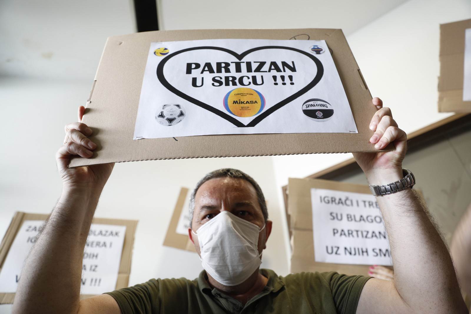  Prekinuta konferencija VK Partizan roditelji lupali u staklo VIDEO 