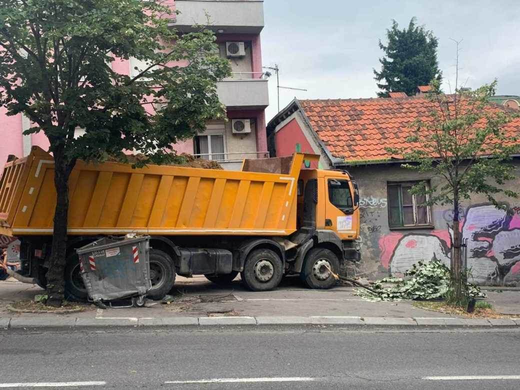  Kamion se zabio u kuću u beogradu (FOTO) 