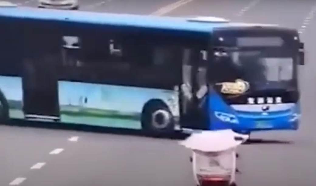  Kina - Saobraćajna nesreća - Autobus sleteo sa puta - Veliki broj mrtvih - video 