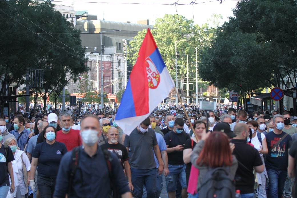  Dragan Đilas napadnut na protestu u Beogradu 