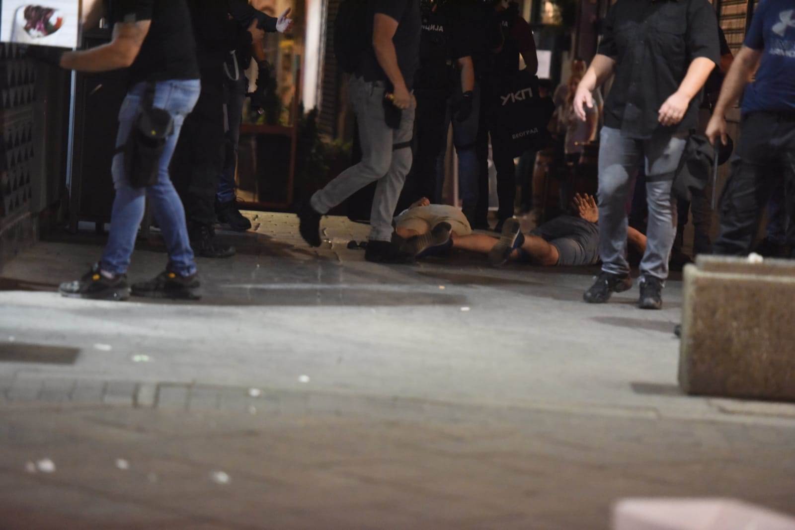  Demonstranti lopata napad na policiju snimak video 