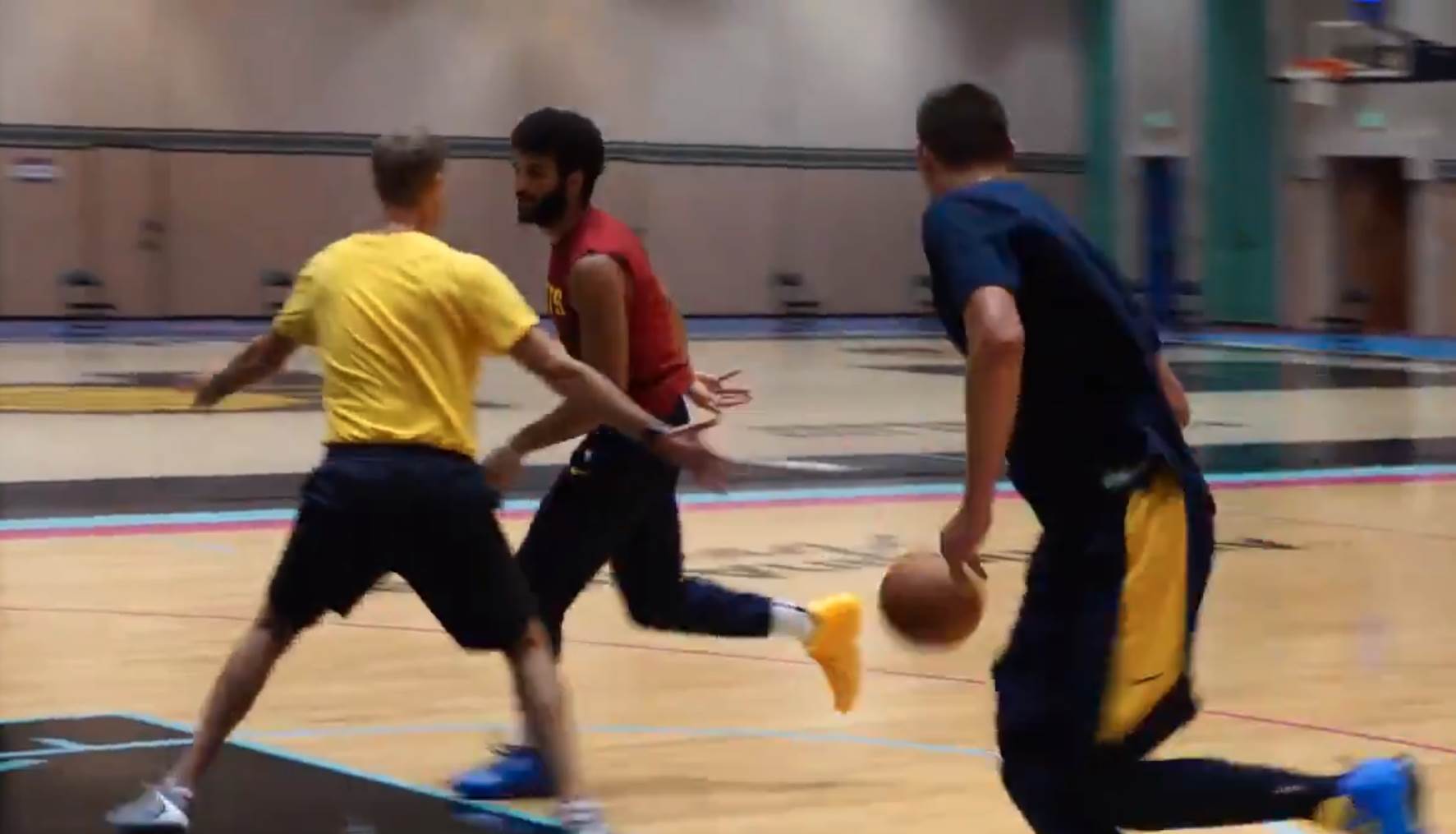  Nikola Jokić Denver Nagets uželeo se vrti pik Džamaj Marej NBA foto video 