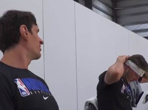  Boban Marjanović i Luka Dončić pevaju na treningu Seka Aleksić narodnjaci Dalas Maveriks NBA 