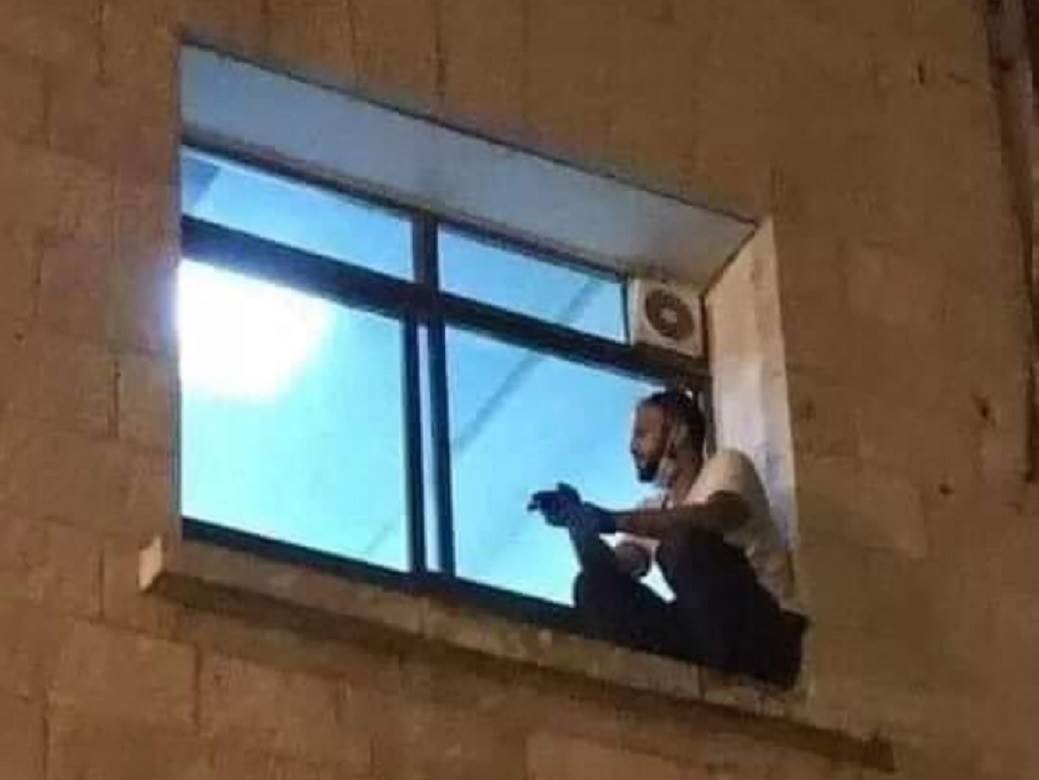  Korona virus muškarac se penje na prozor bolnice da vidi majku  