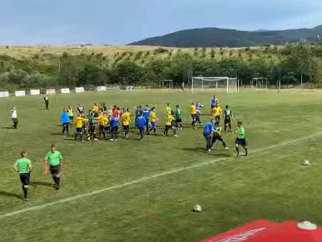  Fudbal prijateljska utakmica tuča Stupačnica Budućnost Banović VIDEO 
