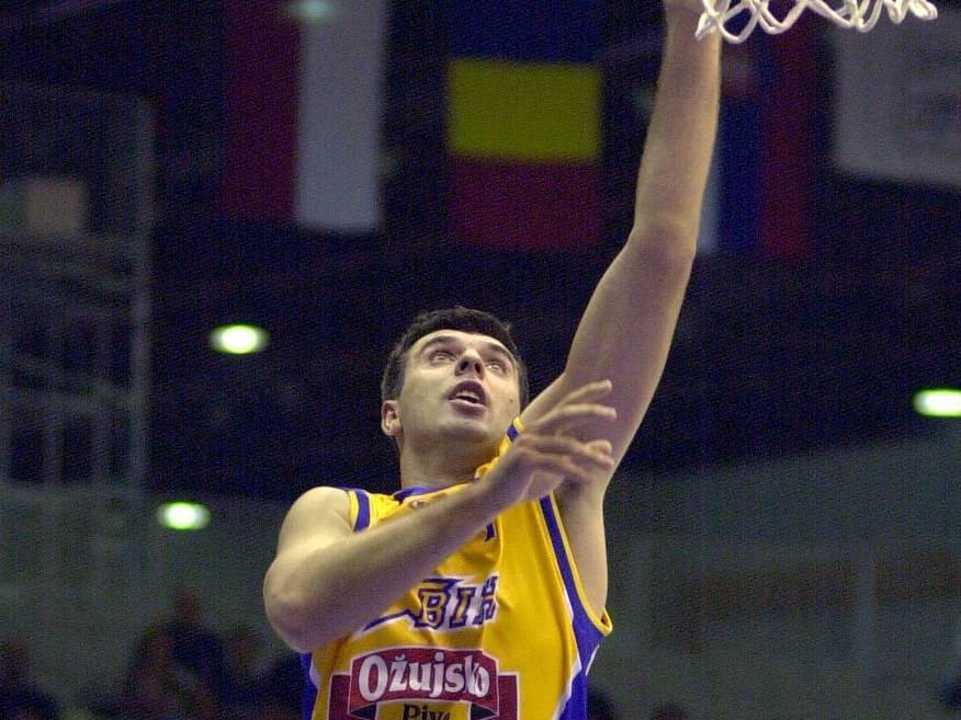  Samir Lerić košarkaš Bosne i Hercegovine radi u skladištu nosi gajbice  