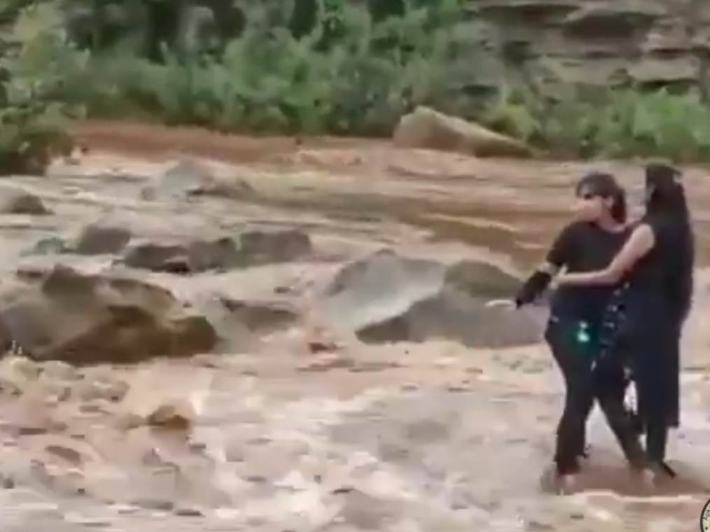  Opasan selfi-devojke spašavali iz reke-Indija 